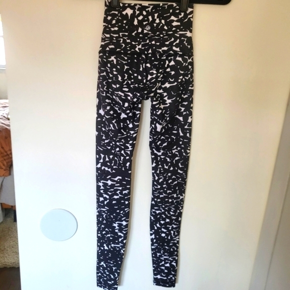 EUC Lululemon Wunder Under Tight Shadow Wrap Black White Flower Tight Legging 2 - Picture 4 of 13